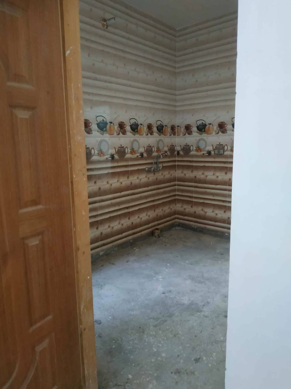السلام عليكم يوجد دار للايجار نادر الاولى على الشارع الخدمي قرب فرن صمون بركات ام البنين مساحه الدار 120
يحتوي على استقبال وكندور وغرفه نوم ومطبخ وصحيات داخليه وخارجيه  علما ان المنطقه كامله الخدمات وللاستفسار الاتصال على 
 الرقم ***********
(بشرط ان تكون لعائلة صغيرة فقط 
والبيت بنيانه حديث او جديد او كامل من كل الخدمات المطلوبه)
السلام عليكم يوجد دار للايجار نادر الاولى على الشارع الخدمي قرب فرن صمون بركات ام البنين مساحه الدار 120
