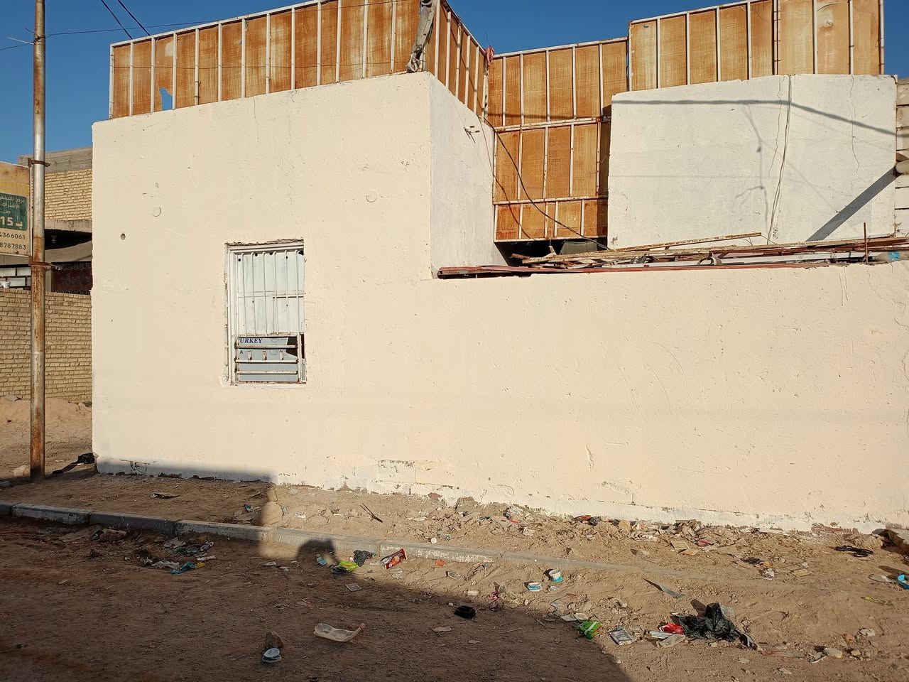 السلام عليكم بيت للبيع قربه معارض السيارات او حي صناعي مساحه البيت 100 متر البيئه الزراعي مقابل للتطويب مدفوعه الاستماره مال الطابه رقم الهاتف للاستفسار*********** السعر 17 وبي مجال
