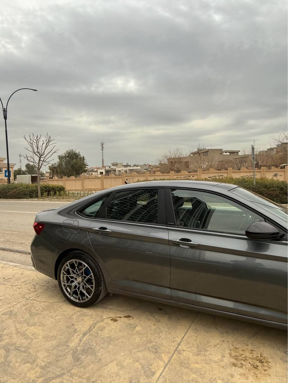 Jetta sport. 2024

✅ دیزاینی دەرەوە: ویلی ١٧

✅ تەکنەلۆژیا: شاشەی دیجیتال (Digital Cockpit)، شاشەی ناوەڕاستی تەچ، Apple CarPlay و Android Auto

✅ سەلامەتی: ڕاداری پێشەوە، Blind Spot (ئاگادارکردنەوەی خاڵی کوێر)، کامێرای دواوە

✅پانۆڕاما

✅سوکان گەرم 

✅کوشین گەرم 

✅لیدی ناوەوە 
سەیارەکی پاک و بێ مەسرەفە 
٢ پارچەی بۆیاخە بێ ناو گرتن و بێ ئارباگ 

*********** أربيل, العراق
