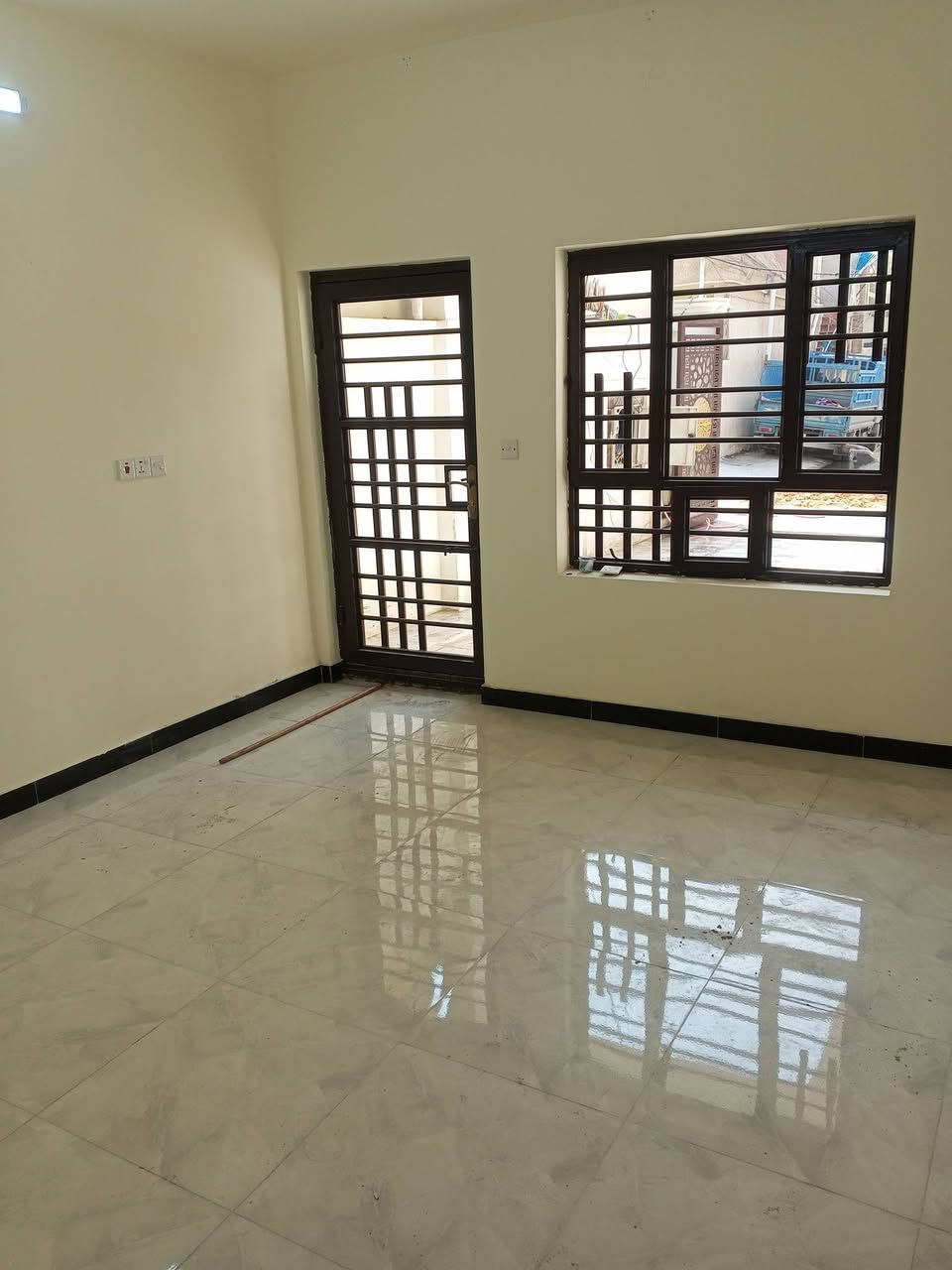 عرض البناء الاقوى في بغداد حصرا لدى 
الوليد للبناء والترميم ..😍😍

سعر المتر تسليم مفتاح(400)👌

سعر المتر هيكل (200)👌

‎دايخ شلون راح تبني بيتك ؟؟ 😓
‎محتار شلون راح تلكي مواصفات بسعر مناسب ؟؟ 😥😥
                           ‎متعرف شلون راح يكمل بيتك ؟؟ 
‎لا تدوخ  و لا ينشغل بالك ... مكتب الوليد راح يجمعلك السعر و الجودة و السرعة بالانجاز ..
 كل هذا  ..
                 بسعر المتر المربع ب(400)الف 👌

                 بسعر المتر هيكل ب(200)ألف 👌
                  (عرض خاص ولفتره محدوده )

                                                                                           
                                     
 للمتر المربع الواحد فقط ذرعة سقوف .. يعني المناور و الستارة و السياج الخارجي و الكراج مجانا مجانا .. 😍😍

‎وفق المواصفات الانشائية التالية :-

‎1-تهيئة الارض و حفرها بعمق (15) سم عن مستوى الارض و فرش طبقة من السبيس الخالي من الشوتئب و الجلمود عند الحاجة و حدل الارض بحادلة 20 طن للوصول الى المستوى المطلوب.
‎2-رش الارض بالمبيد الحشري الجرثومي عالي الفعالية مع فرش طبقة من النايلون الزراعي.
‎3-تأسيس شبكة مجاري (4)انج الامل الشريف او  مصري مسلح ثلاث طبقات. او البركة 
‎4-قالب الخشب و تسليح نشر حصيرتين حديد بنشر 30سم مع اضافة جسور بابعاد اتاري 25)سم ناجح بالفحص و باقطار حديد نصف انج مع شيش قياس 5 نوع عراقي f.f .
‎5-صب الاساس باسمنت مقاوم خلطة c30 بارتفاع 40سم للرفت.
‎6-صب البتلو مع اضافة مواد عازلة للرطوبة.
‎7-البناء يكون بالطابوق الابيض الجمهوري.
‎8-صب الاسقف نشر 30سم مع جسور بارتفاع 30سم و مواصفات الطابق الثاني و البيتونة نفس القياسات المذكورة.
‎9-تأسيس شبكة الماء مسلح درجة اولى تركي.
‎10-تأسيس الكهرباء نوع سيمنز العقبة الاردني.
‎11-تطبيك الارضية الكاشي  او بورسلين بسعر اقصاه 15 الف دينار للمتر.
‎12-تطبيك الحمامات و المطابخ بالسيراميك الهندي او الاسباني بسعر اقصاه 13 الف دينار للمتر.
‎13-عمل الجص و البورك بمساطر بقياسات 90 سم و البورك نوع غزال او مالج.
‎14-الواجهة مرمر و بورسلين بنسبة 50% من كامل الواجهة بدون اي اضافة بالاسعار.
‎15-ديكورات جبسوم بورد للصالة فقط.
‎16-الانارة نوع سعودي او اماراتي بضمان 5 سنوات و الميزانية نوع (اي بي بي ) سويسري ضمان 25 سنة.
‎17-الفتنكات الصحية و الاثاث للصحيات نوع تركي درجة اولى.
‎18-لبخ المناور و الجدران الداخلية و الستارة للسطح مع النثر.
‎19-بايات الدرج كرانيت درجة ثانية او بورسلين حسب اختيار الزبون.
‎20-فريمات حديد لجميع الشبابيك .
‎21-محجر الدرج المنيوم تركي .
‎22-الابواب الداخلية تركية بقياس 210سم .
‎23-الشبابيك حديد او المنيوم مع زجاج بقياس 6ملم و ابواب المداخل حديد.
‎24-باب الاستقبال قاصة تركي المنشأ مع كيلونات ايطالية بضمان 20سنة من شركة عالمية
‎25-السطح شتايكر مع فلين بسمك 3سم مع زميج مع عازل رطوبة.
‎26-تجهيز سخان سعة 120لتر مع تجهيز تانكي ماء سعة 1000لتر مع بوستر مع مضخة ماء درجة اولى.
‎27-باب السياج الخارجي حديد درجة اولى.
‎28-شبكة معالجة ارضة مع شبكة خطوط كامرات مع انترنيت .
‎29-طلاء الوحدة السكنية بطلاء بلاستيكي نوع ديلوكس او ناشونال او برجر.

‎ ملاحظة :- العمل نقدا فقط و على دفعات خلال وحسب الانجازالعمل  
ملاحضه .. هذا الاسعار لاتشمل الزراعي .. لكون طابع العمل في الزراعي معروف
.
   اي استفسار خاص 

  الاتصال على الرقم او وات ساب
***********
@الجميع
