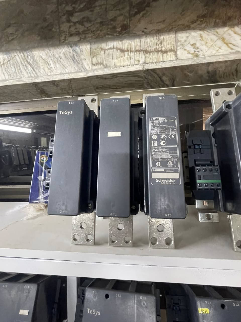 السلام عليكم 🫡 افضل سعر وانضف القطع 
كونتكترات وقواطع شنايدر. من 63امبير ⚡️إلى 1600
موتورايز ات وقواطع وكونتكترات باافضل الاسعار. لاستفسار اتصل هاتف ☎️ ***********
