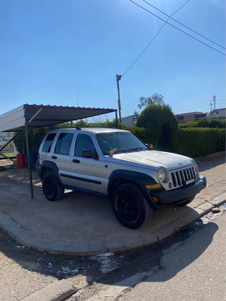 جیب لیبرتی ٢٠٠٧ 
بێ سبوغ بێ لێدران 
سەیارەکە لە رسم جوانترنەبوو بۆی مەییە 
١٨٩،٠٠٠رۆشتووە 
ناوەوە و دەرەوی لەسەر شەریکە ماوەتەوە 
جوار تاییەی مارکەو راقی تازە بۆ بەستراوە 
مەسروفی یەک دینار تیانییە. 
ژێرەوەی تازە تووندکراوەتەوە 
مەسروفی کامل بۆکراەە جوانکاری  کامل بۆکراوە 
گێر مەکینە ئەکسل دەبل ئەکسل کارەبای بەشەرت 
هەموو گیانی بەشەرتە . 
ژ.م*********** أربيل, العراق
