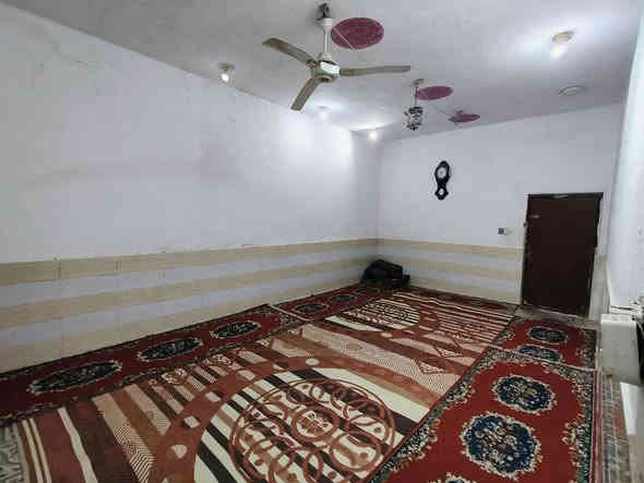 السلام عليكم بيت للبيع واسط حي الحكيم شارع اسواق البركه المساحه 450 يحتوي على غرفتين نوم وصاله واستقبال ومطبخ وصحيات وطرمه بناء بلوك شارع تبليط مجاري خدمات كامله من مجاري وماء وكهرباءبيه محلات اثنين على نفس الشارع موفرعي مرقم من قبل البلديه سعر 75وبي مجال المراجعه دلاليه السيد حيدر***********
