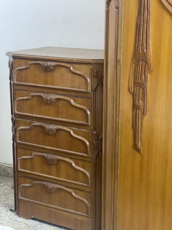 غرفة صاج عراقي مكونه من ست قطع سرير وخزانه من ست أبواب معه أبواب عليه وميز تواليت وخزانة ادراج من خمست ادراج وخزانه جانبيه وعلاقة ملابس . السعر 750 الف الموقع بغداد حي الجهاد للاستفسار الاتصال برقم *********** او ***********
