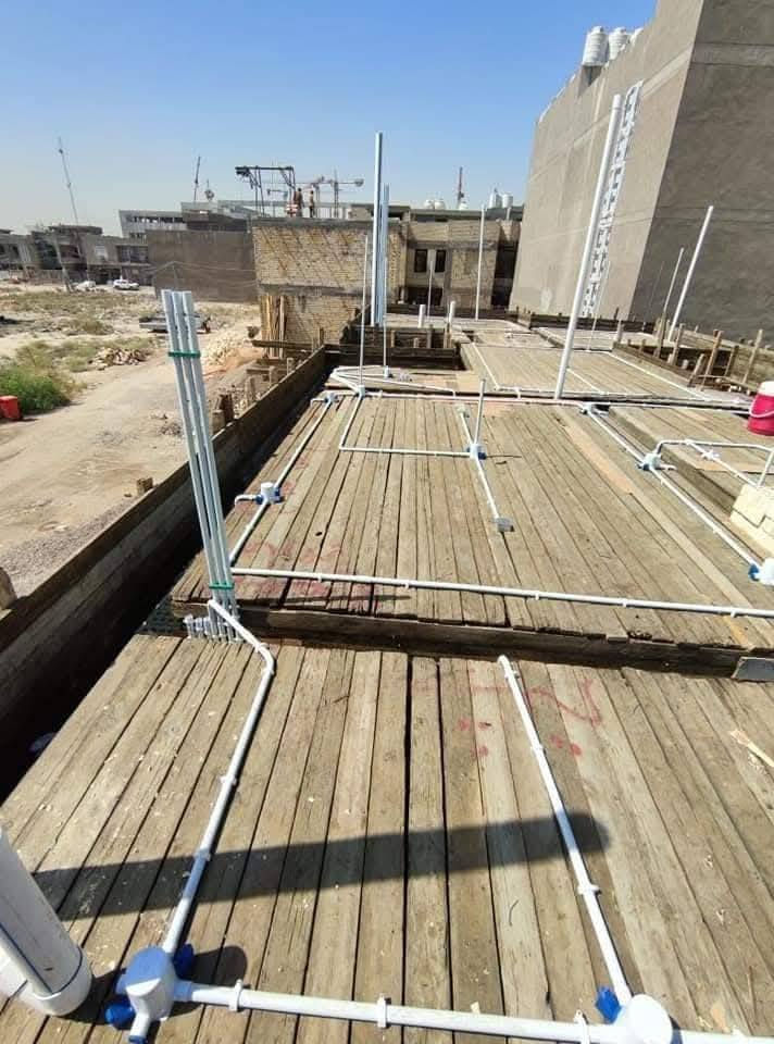 السلام عليكم ورحمة الله وبركاته 
عرض بسعر ٤٥٠ الف للمتر فقط 
بناء دار كامل وتسليم مفتاح وبمواصفات درجة اولى وجميع المواد مفحوصة وتصاميم وخرائط حديثة مجاناً من قبل
 الشركة... 

اولاً الاساس 

1- تنضيف الارض جيداً من الاوساخ والانقاض 
2- فرش الجلمود و السبيس المفحوص بارتفاع ٤٠ سم وحدله مع الرش بحادلة 20 طن
3- فرش الارض باكملها بنايلون زراعي سميك  
4- تاسيس الحصيرة الاولى والجسور حسب تصميم الخارطة بالشيش الاوكراني ورفعها عن الارض ( سبينسر)
5- تاسيس المجاري نوع الامل الشريف وناطق الجبوري ٤ انج مع عمل قالب ثابت للمنهولات واغلاقه حتى نهاية العمل وتسليط الانابيب بطرق هندسية 
6- تسليح الارض بشبكة ثانية من الشيش ff  12 و 16 حسب عدد الطوابق والتصميم الانشائي 
6- صب الارضية ( رفت) صب مركزي c35 بارتفاع لايقل عن ٤٠ سم  مع رش الكلوريدين قبل الصب مع عمل منظومة معالجة الارضة والحشرات

 ثانيا الهيكل 

1- صب بتلو ٢٠  سم من الاسمنت المقاوم 
2- بناء الدار بارتفاع ٣.٢٠للطابق الارضي و٣.١٠ للطابق الاول وبطابوق جمهوري( البيان - ابو الجص - العنكوش)  خالي من الاملاح مع تثبيت انابيب المرازيب والسبالت والستلايت والانترنت مع البناء 
3-عمل قالب الطابق الارضي وعمل رباط سقف للطابق الارضي ٤٠ سم والطابق الاول والبيتونه ٤٠ سم فوق الابواب والشبابيك
4- تثبيت انابيب الكهرباء بالسقف 
5- تسليح بشيش ff  بابعاد ١٥ سم وعمل جسور مخفية في المساحات الكبيرة 
6- صب السقف صب مركزي c35 أجهزة رطبة حديثه ٢٠١٩ 
7 - بناء الطابق الاول  بنفس المواصفات والمواد المذكورة سابقاً مع البيتونة وعمل مرد ماء مسلح  ٢٠×٢٠ للسطح 

الكهرباء والماء والاشتايكر 

1- يتم تاسيس انابيب الماء للدار ٣ خطوط ppr الماني مسلح وتسليك اكثر من خط للنازل مع تاسيس انابيب التقطير للسبالت وتثبيت خلاطات كروهي دفن ٣ خطوط  للدار بالكامل ( الدوش والغربي  ) 
2- يتم تشطيب الخلاطات والصحيات تركي درجه اولى 
3- يتم تاسيس الكهرباء انابيب اردني ( وسلك وسعودي )  وتشطيبها بفتنك اماراتي الوان درجه اولى 
4- لبخ جدران السطح ونثرها  وثم تطبيك السطح بمادة الاشتايكر مع وضع عوازل من قبل شركه مختصة بهذا المجال 

الابواب والشبابيك والمحجرات 

1- يتم وضع فريم حديد مع الكتائب وثم تركيب شبابيك المنيوم  والالوان  حسب رغبة صاحب الدار
2- يتم تركيب الابواب القاصه للصاله وابوب تركي  للداخل وابواب (pvs  -   المنيوم ) للخدمات والمناور حسب الرغبة من قبل صاحب الدار
 3- يتم تركيب محجرات المنيوم تركي ٤ خطوط شخاطه  

السيراميك والبياض والارضية

1- يتم اجلاء جدران المطبخ والخدمات بالسيراميك االاسباني  والمناور للاستفسار الاتصال على الرقم ***********
