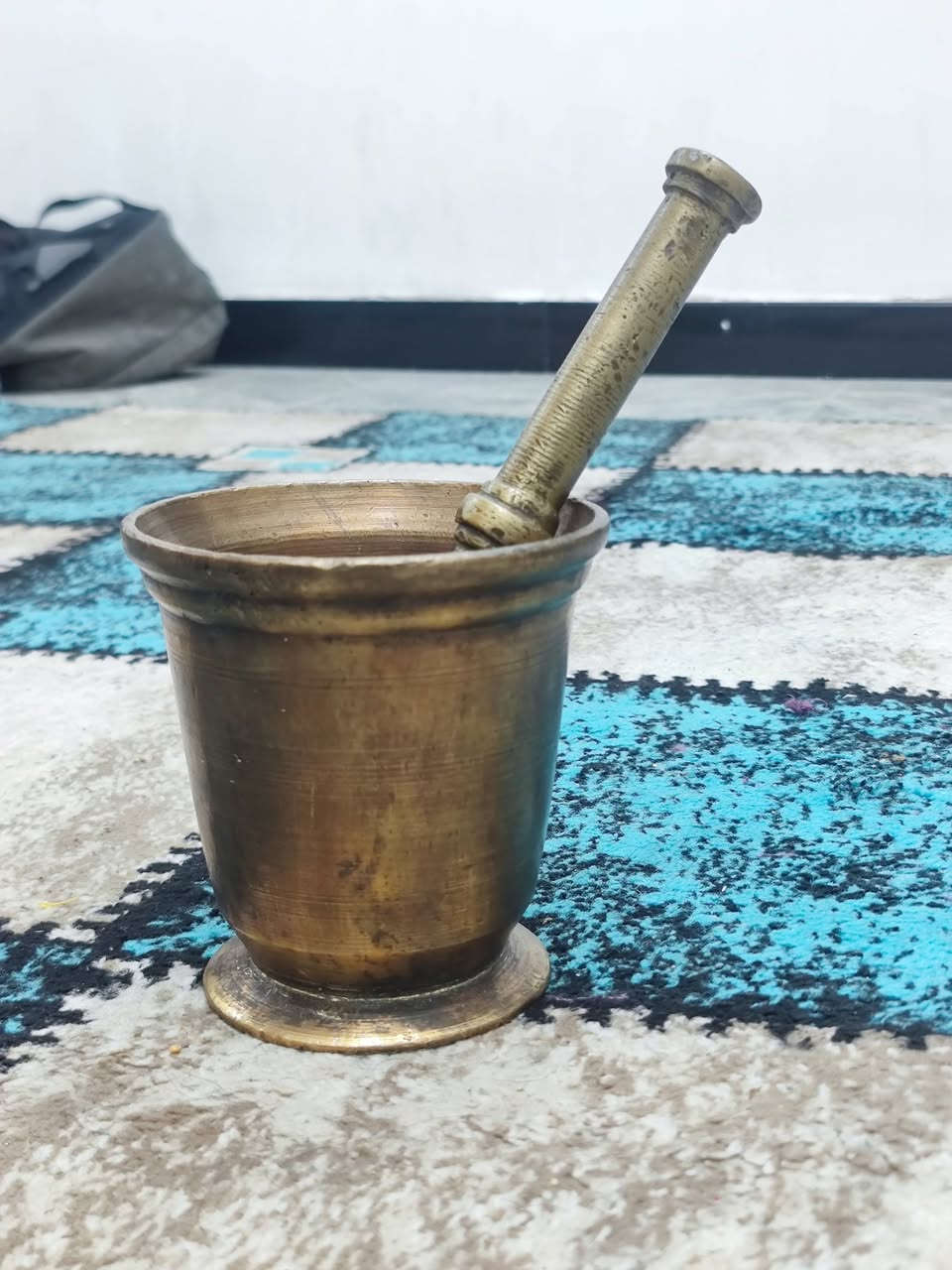 للبيع هاون نحاس ارتفاع 14سم و اليده 25 سعره 50 قفل مكاني بغداد الدوره ماكو توصيل للتواصل خاص او واتس اب ***********
