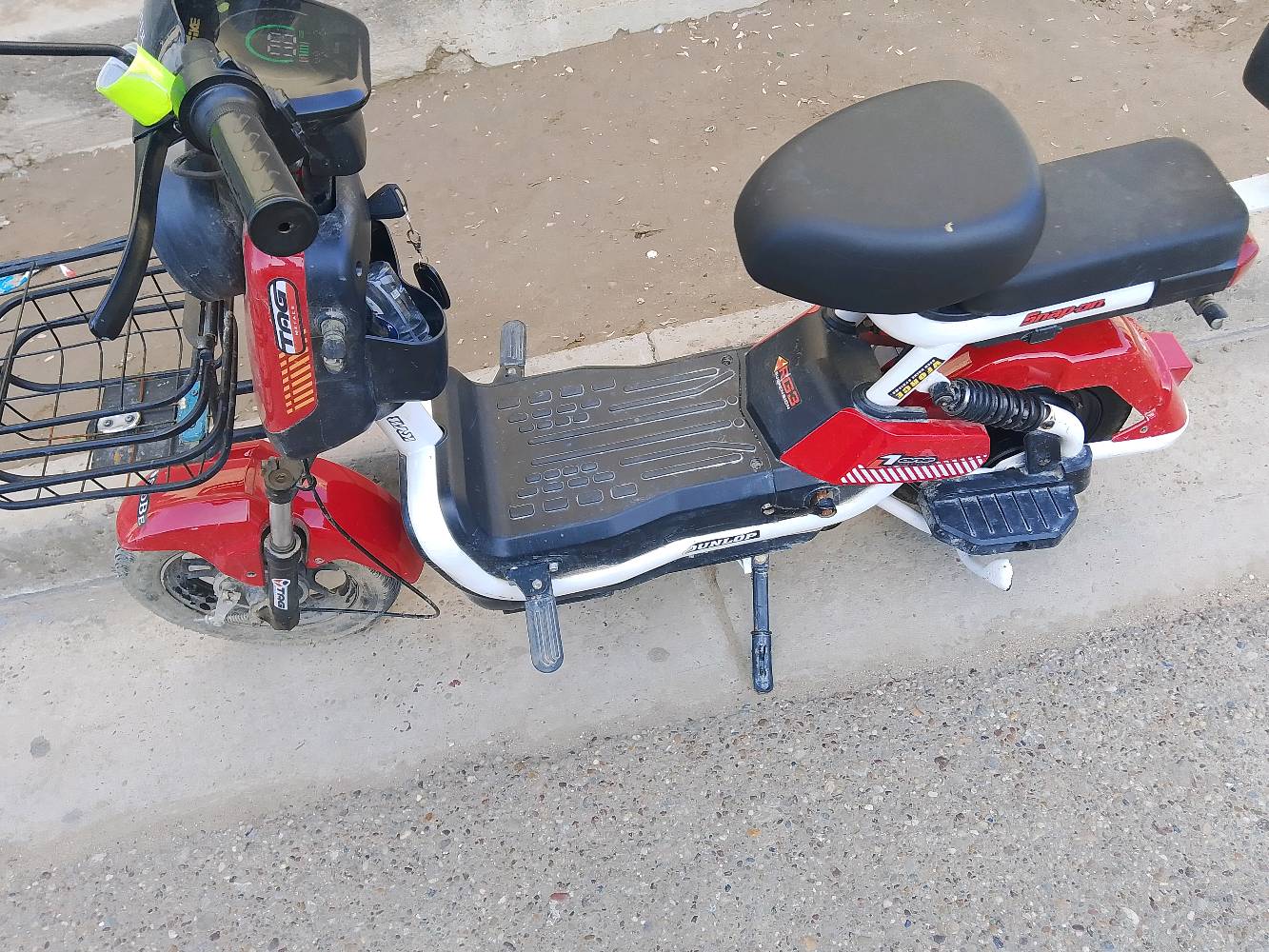 🔥 للبيع دراجة كهربائية نظيفة 🔥

- اللون: أحمر
- الحالة: نظيفة وتشتغل 100%
- بيها سلة قدام + مرايات
- اقتصادية وما تصرف
- مناسبة للتوصيل أو الاستخدام اليومي

📍 الموقع: بغداد
الزعفرانية 