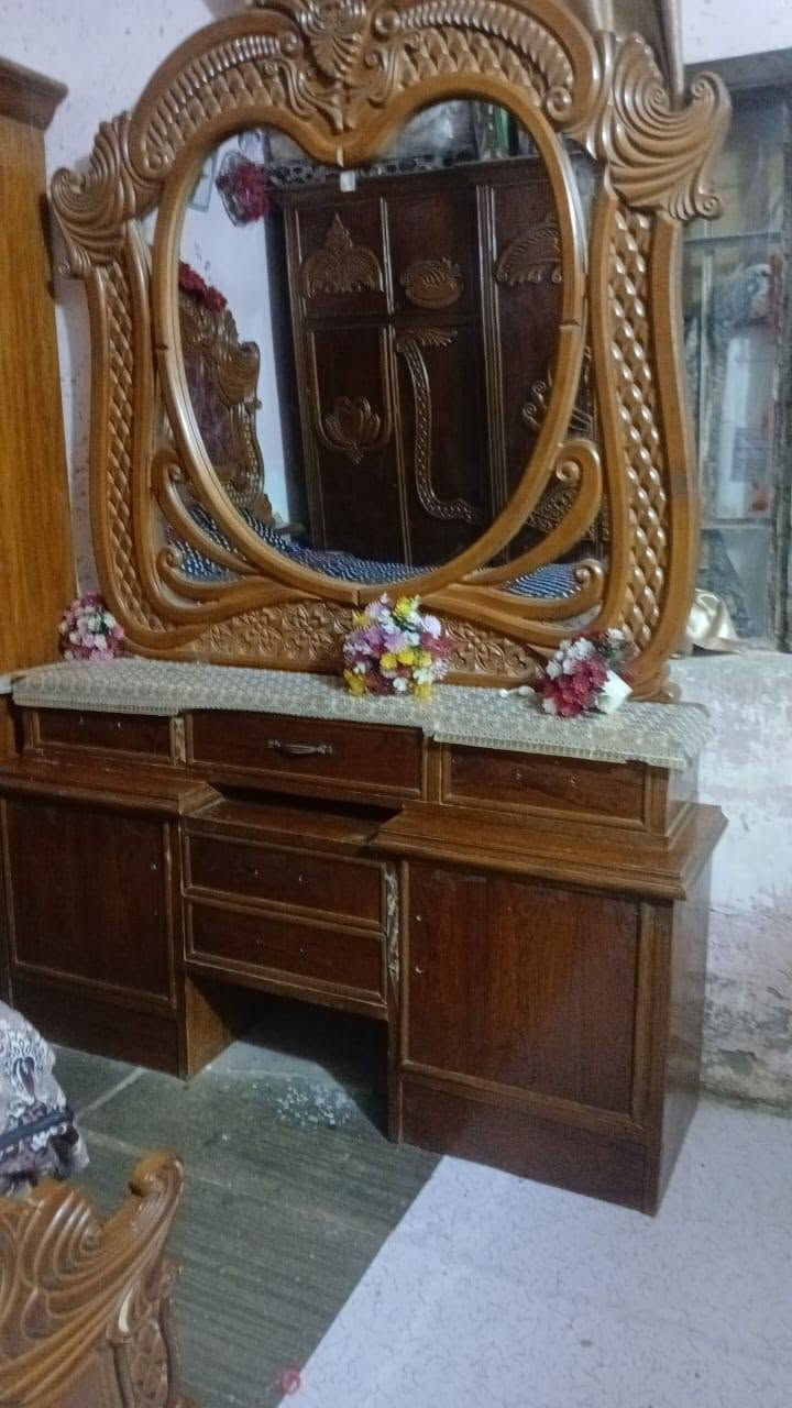 المحتويات: سرير دبل مع كومودينات، كونتور  6 أبواب كبير، ميز تواليت بمرآة ضخمة، وخزانة زاوية إضافية.
للبيع: غرفة نوم خشب كلاسيكية كاملاً وبحالة ممتازة
​المحتويات: سرير دبل مع كومودينات، كونتور (دولاب) 6 أبواب كبير، ميز تواليت بمرآة ضخمة، وخزانة زاوية  ونظيف مميزة.
​📍 الموقع: [بغداد الصابيات]
💰 السعر: [السعر]
📞 للتواصل: [***********]
