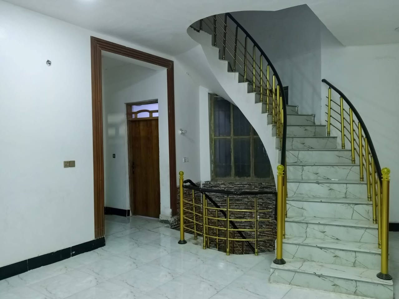 الدار للبيع 
المساحه ٢٠٠ متر موقعه حي الصحفين قرب فلكه القاضي  رقم الهاتف. ***********
