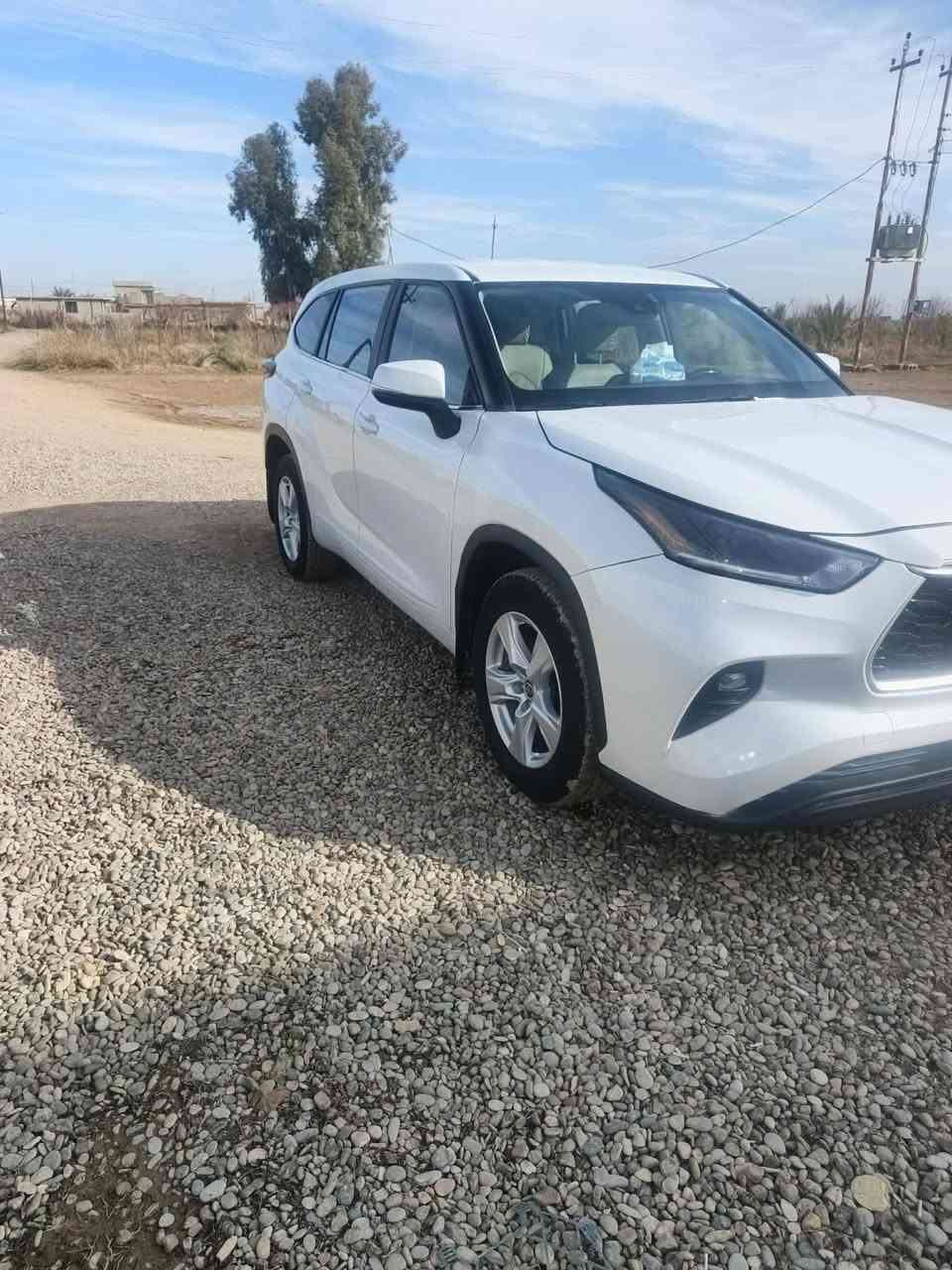 السلام عليكم سياره للبيع تويوتا هايلندر موديل 2023 هايبرد
ضرر قطعه واحده الجامرلق السكن من دون دواخل 
رقم اربيل بسمي شرط التحويل بطاقه بانزين بيه مكان السياره كركوك الحويجة السعر 340 وبيه مجال الشراي يتصل ويبشر ***********
