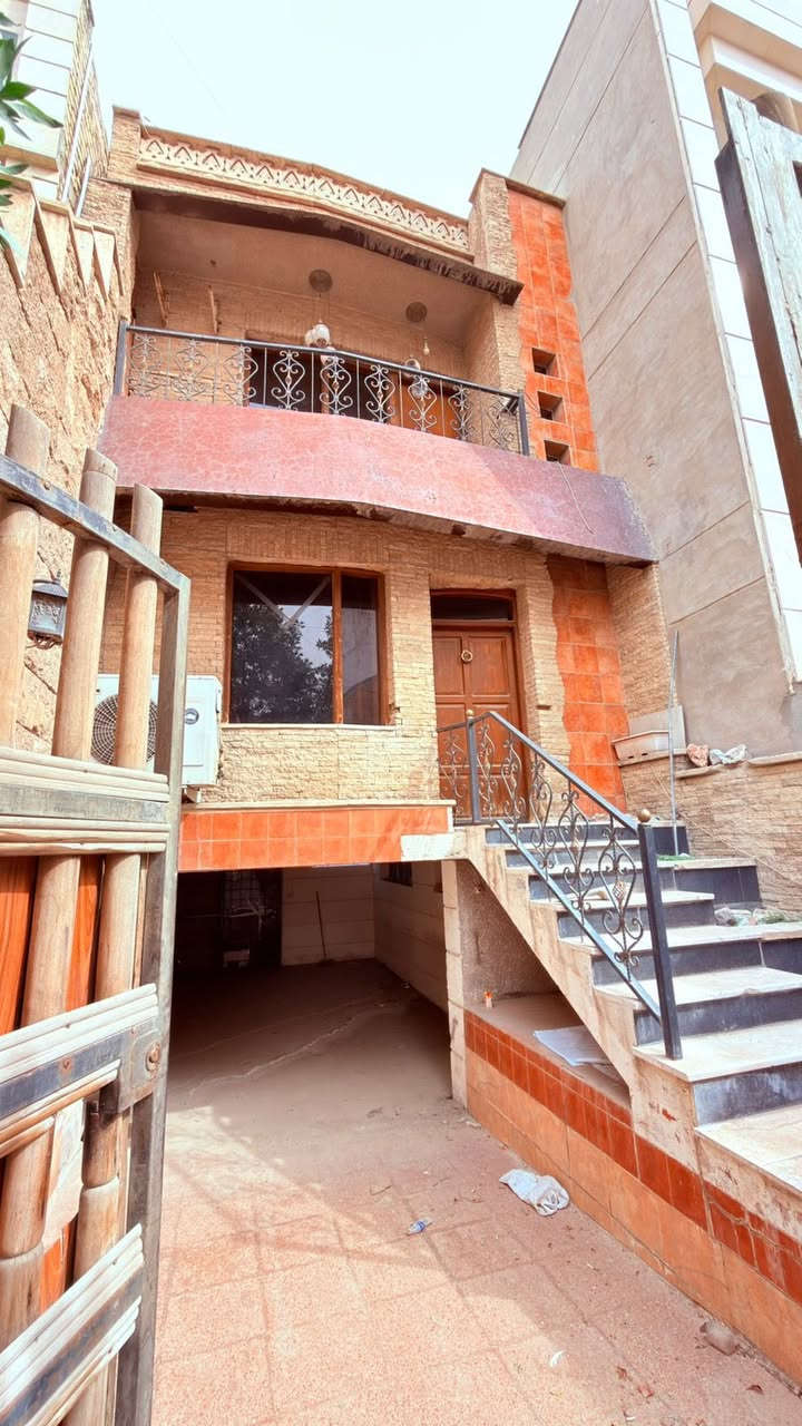 � بيت للإيجار في الكرادة داخل – قرب مجمع الليث
📍 موقع مميز وهادئ وقريب من جميع الخدمات

🔹 المساحة: 200 متر

🔹 4 غرف نوم

🔹 صالة عائلية واسعة

🔹 صالة ضيوف مستقلة

🔹 غرفة أطفال

🔹 2 حمام

🔹 قراج للسيارات

🔹 مدخلين للبيت

💰 الإيجار: حضورياً لو عند الاتصال. 

للأستفسار واتساب او الاتصال..***********☎️

رائد جودي او زياره المكتب الواقع فـي الكراده داخل قرب حسينيه عبد الرسول علي الاعظم📍

✨ البيت مناسب للعوائل ويتميز بمساحة مريحة وتقسيم عملي
