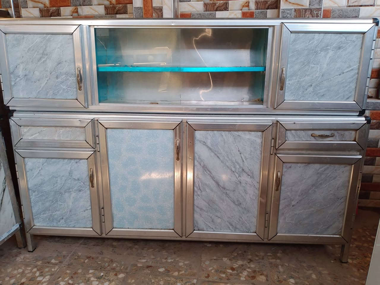 كاونتر ٤ قطع كلش نضيفه الطول لارضي مترين والسنك متر ونص وملحق نفس القياس السعر ٢٢٥ العنوان محاويل *********** يرهم مراوس ب سبلت او مكيف محترك
