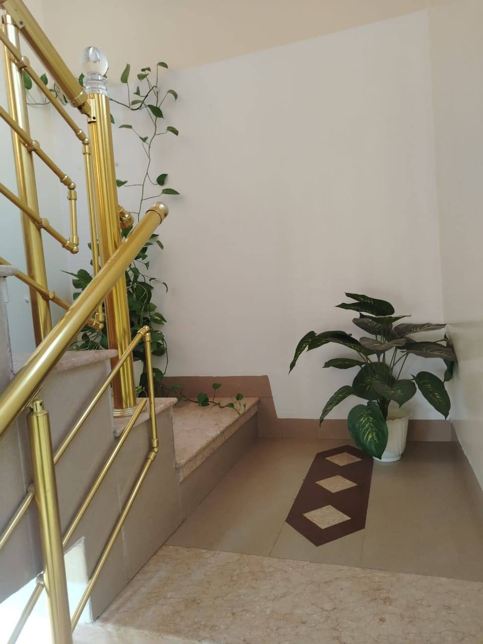 دار للبيع حي الإخاء الأولى قرب مدرسة الإخاء وشارع الحدائق موقع مميز جداً.
*المواصفات:*
- *المساحة:* 135 متر مربع واقع حال (119 متر بالسند)
- *الواجهة:* 8.75 متر شروق ( شارع 12 تبليط )
- *السند:* طابو الزهور سند جديد
- البناء: ارضيات مرمر إيطالي ، سيراميك إسباني ، السقوف جبسن بورد ، الابواب خشب جوز رئاسي.

*التفاصيل:*                مكتب تاج الملوك 
- *طابق ونص:*
    - *الطابق الأرضي:*
        1. كراج 
        2. استقبال
        3. مطبخ 
        4. غرف نوم عدد ٢
        5. صحيات 
    - *الطابق الثاني:*
        1. غرفة نوم عدد ١ 
        2. سطح ناصي وعالي كاشي
        3. بيتونة

*ملاحظات:*
- *البناء:* حديث ومرتب ، أساس رقم واحد، بناء رقم واحد 
- *التنفيذ:* على أيدي صاحب الدار.   ***********/ ***********
