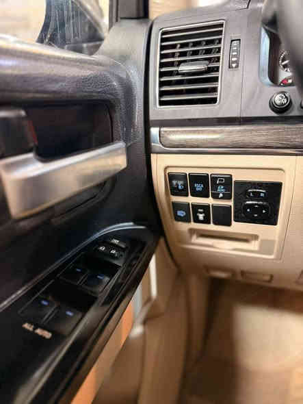 السلام عليكم 
للبيع او مرواس 
تويوتا لاندكروزر فطيم اصل 
كراند تورنك فول مواصفات 
موديل 2021 
حجم المكينة  ٨  سلندر   ٤٦٠٠
كراسي كهرباء وكرسي السايق 3 دكم عدادات لكزس و8 ايرباك والصندوق كهرباء وشفط وباقي المواصفات المعروفة بالاندكروزر 
رقم سليمانية الجديد وبأسمي تحويل مباشر 
ماشية 124 الف حقيقي 
السيارة مكفولة كفالة عامة وجديدة جدا عدا اصبع بارد باب السايق والباقي مكفولة من كلشي 
مكان السيارة بغداد الكرادة 
السعر 545 وبيهة مجال 
للاستفسار 
***********
