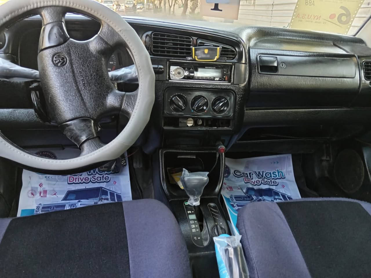 السلام عليكم كولف فولكس واكن ١٩٩٣ جاهزه مكينه وكير خير من الله كهربئيات شغاله تخم تاير صدر جديد غرفه حلوه مشروع وطني سياره حلوه بدون ضربه مكينه قبق ابيض نوزل كير اوتو سياره عضمتهه حلوه مصبوغة جماليه فرن السعر ٣٩مكان السياره بغداد الحريه الاتصال *********** رقم دولي هزه جديده
