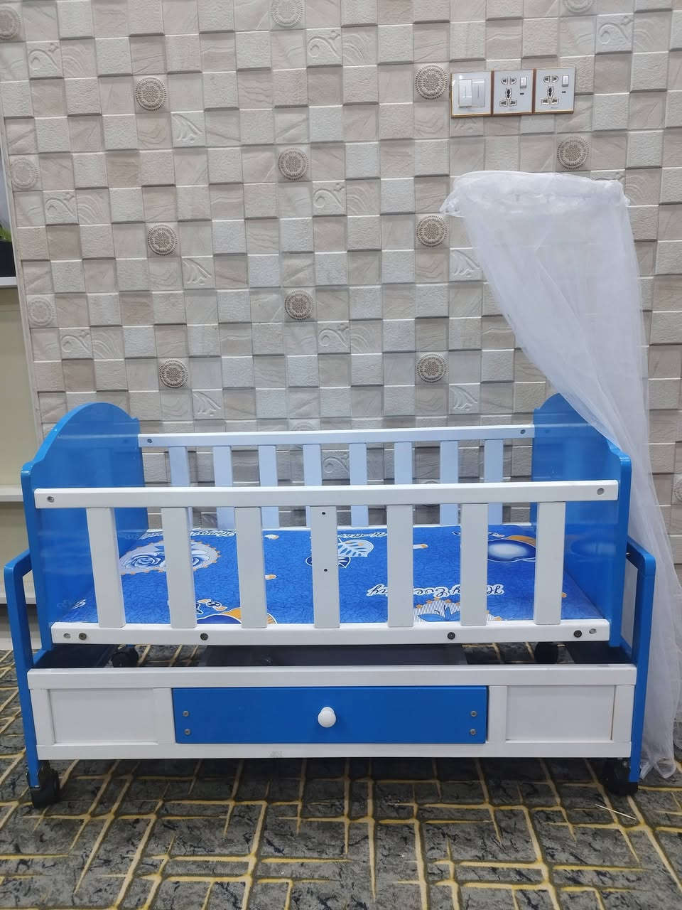 السلام عليكم  كاروك طفل استعمال قليل نظيف جدا عنوان تقية  الاولى  السعر 50 الف للتواصل ***********
