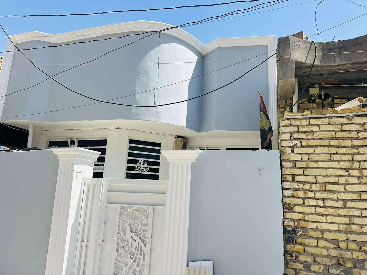 السلام عليكم
بيت ١٠٠ متر للبيع قريب على شارع نظوري حي العسكري تبليط مجاري 
للاستفسار ***********

