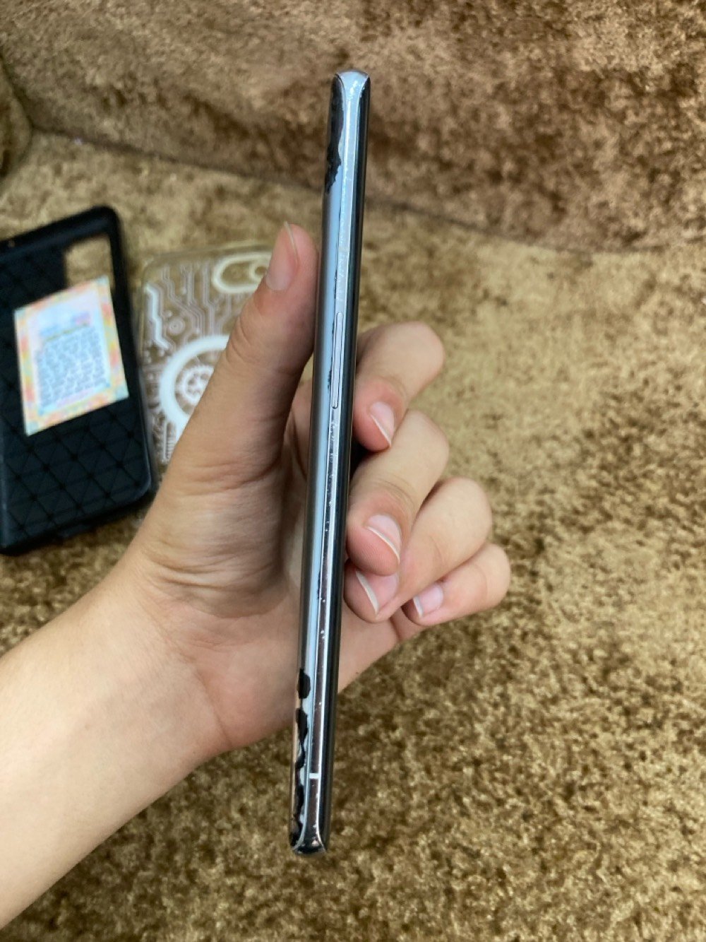 السلام عليكم .. 

جهاز وان بلس 9 برو  جهاز خرافي بعمنة الكلمة الجهاز معالجة سناب دراكون 888+ 5g
 يشغل ٩٠ فريم بوبجي بدون مبرد مع مبرد يوصل ١٠٠ الجهاز يدعم ١٢٠ بس نزل بل تحديثات .
الجهاز كامزتة 4k 120 فريم و يدعم ال 8k 30 . 
ذاكرتة 265 رام ١٢ . بطارية 4500 . بس نص عمر يعني تمشي من ٨٠ إلى ٢٠  5 ساعات متواصلة إذا تصفح تمشي ٩ ساعات .
الجهاز يجي ويا شاحنة وكفر. 
الجهاز فقط كدمة الي تشغل يرادلدها تنضيف والجهاز مفتوح  ونضفت الدكمة بس هم شكلت الجهاز بي كسر طرف الشاشة ما مأثر على المس وشد لزكة وما علية شي . 
مراوس ب وان بلس ١٠ برو ونطي فرق أو بوان بلس ١٢  . 
وسعرة ١٥٠ وبي مجال .
عنواني : بلديات شارع المصرف . 
للتواصل خاص 
(وأسف على الاطالة )