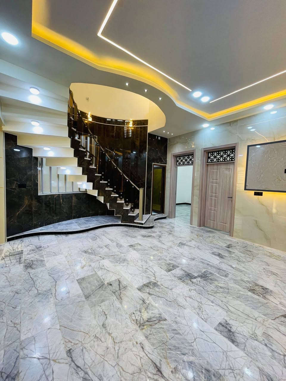 سلام عليكم ورحمة الله وبركاته 
يوجد لدينا بيت 150 متر طابق واحد 🤩
غير مسكون 💯💯بناء 2025
  بي غرفتين  نوم وصاله ومطبخ وصحيات سيراميك للسقف أرضية مرمر كافة الخدمات ماء مجاري كهرباء شارع 10متر تبليط
 تسليم مفتاح طابو زراعي اقرار محكمه سند٢٥ البيع مباشر
 معه صاحب الأرض 7 كيلو عن الإمام الحسين عليه السلام 
 العنوان مجمع نجمة كربلاء 
للتواصل و الاستفسار الاتصل على الرقم التالي :
*********** ☎️
حيدر الغراوي
 للعقارات والمقاولات العامة
 بيع فقط (❌لا مراوس ولا رهن❌)أعتذر عن الجميع 🙏
https://www.tiktok.com/@haedar_alghrawi?_t=8izklQOmn7F&_r=1 كربلاء, العراق
