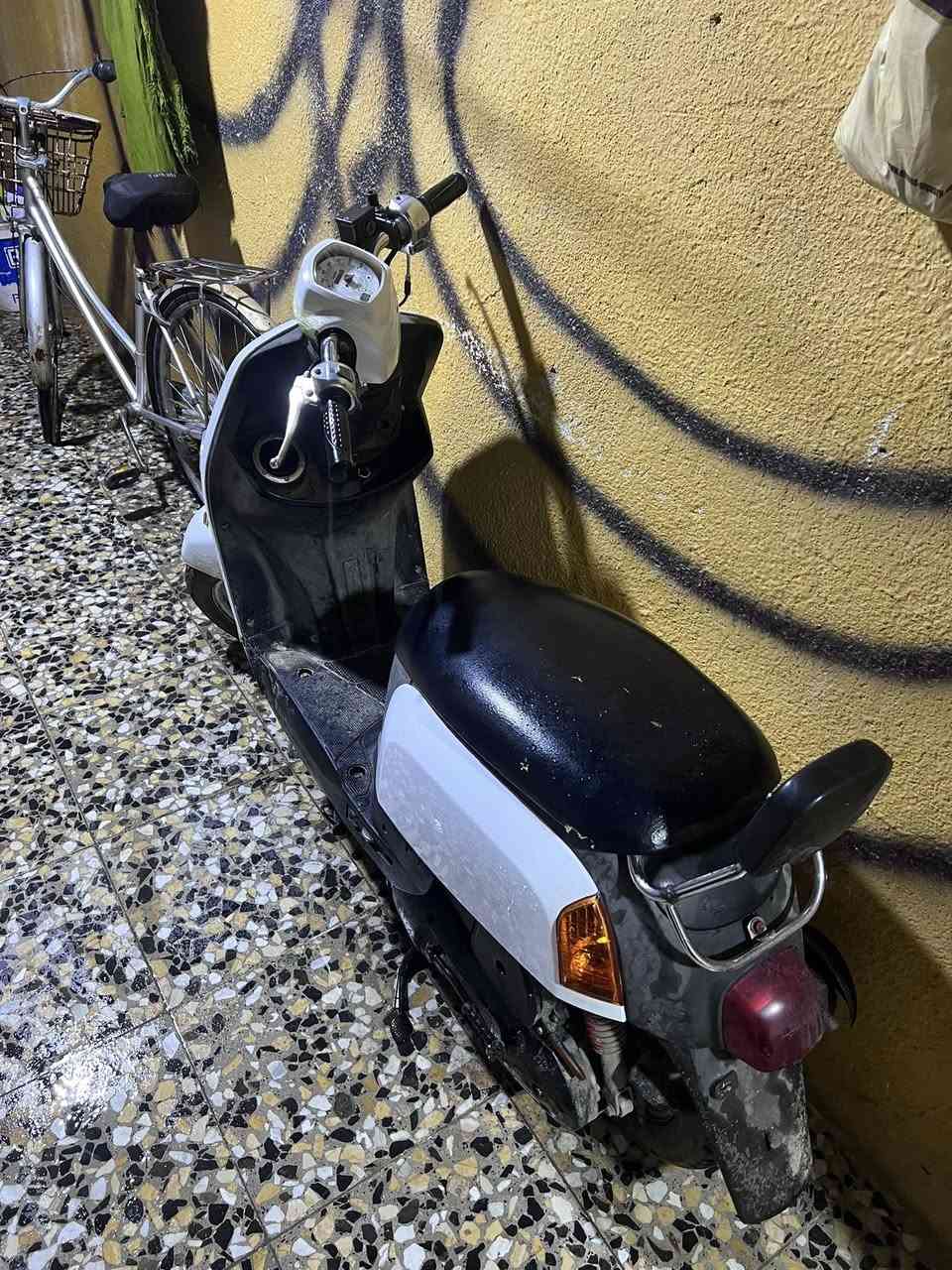 السلام عليكم بوليسي للبيع مامفتوحه كلهه شغاله من الطول للطول السعر750النقال ***********
