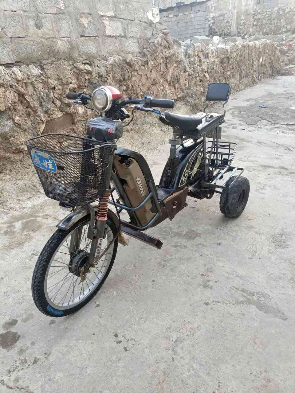 السعر ١٤٠ دراجه شحن 3 تايرات حمل
تايرات خلفي جبلي سيبايه خلفي فتح وينسد الدراجه 
خمس باتري بشرط أنطي يتحمل وزن ميتين خمسين كيلو مال شغل جاهزة 3 سرعات دراجه ياباني أصلي وين يعجبك روح 
مكاني كركوك *********** مراوس
