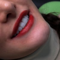 "أسنانك في أيدٍ أمينة مع فريقنا المحترف."  متواجدين لخدمتكم طيلة أيام ...