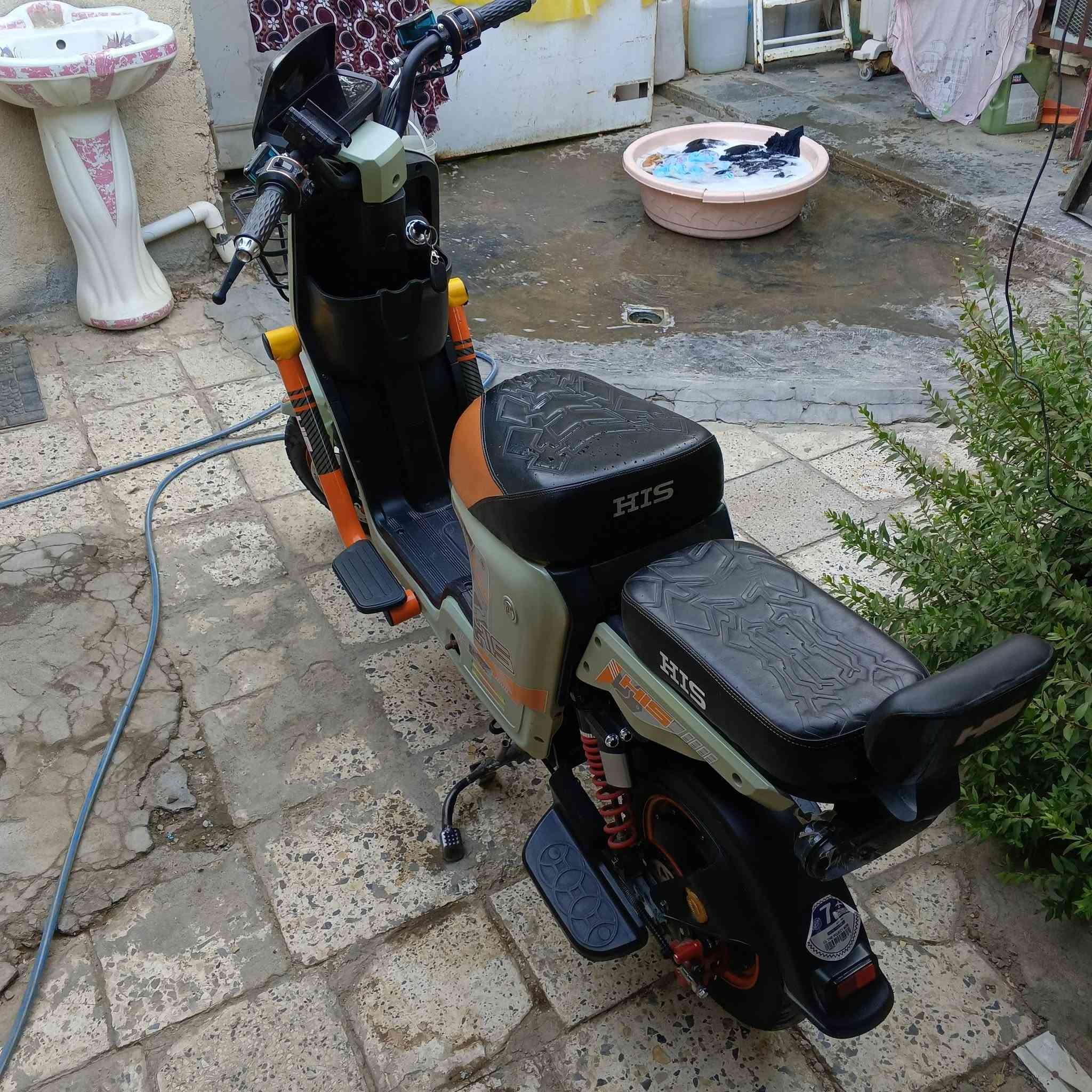 سلام عليكم دراجه شحن للبيع H900 خمس بطاريات حجم الوحده 32 امبير كير اربع نمر بيهة نضام بك  وقفل سرعه وبريك امامي خلفي دسكات السعر 450 وبيهة مجال العنوان بغداد الحسينيه مال راشديه الرقم ***********
