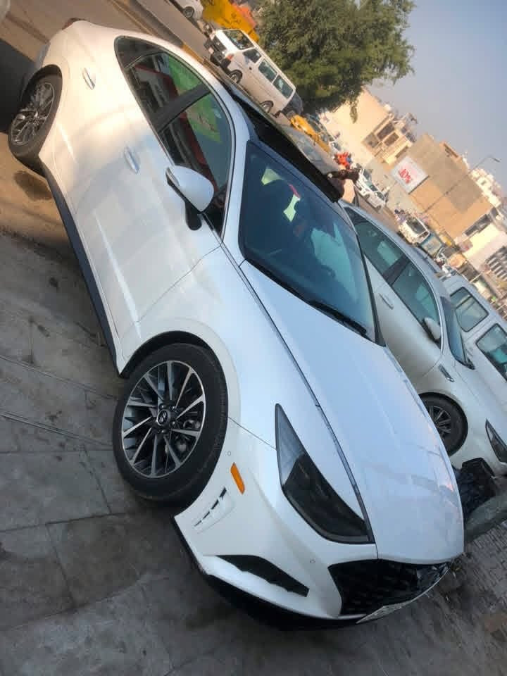 السلام عليكم 
سوناتا فووول مواصفات Limited اعلى فئة 
البجم كبس شركة 
الموديل 2022
الرقم بغداد بأسمي 

الضرر أمريكا كلش بسيط بدون ارباك تبدل جاملغ امامي نفس اللون وصبغ حافه الجاملغ الخلفي وطرف الباب لغد وشاصي مكفول صور الحادث موجودة الكير والمحرك مكفولات 

المواصفات 
🔹السيارة هونداي سوناتا LlMlTED لون أبيض 
 🔹المحرك: 1.6T تيربو رياضي 
🔹حجم الويل سبورت ويل كب  18 
🔹5 كامرات 360 امامي خلفي جوانب 4k
🔹 دشبول دجتال متغير 3 الوان مع وضعيات القيادة
🔹تقديم وترجيع عن طريق البصمه
🔹داتا شو عرض ع الجامة الامامية 
🔹لدات داخليه بلادي أصل 
🔹لايتات اربع عدسات زينون اصل مع حاجب LED مع اشارة LED
🔹قمارة بانوراما
🔹رادار امامي مانع تصادم
🔹رادار جانبي (نقاط عمياء) بالمرايا الجانبية
🔹 اوتو هولد
🔹شاحن لاسلكي ( wireless)
🔹انارة داخلية 360 
🔹 لايت 4 عدسات زنون 
🔹 4 رادرات + توقف تلقاني عند الاقتراب من الخطر 
🔹گير شفتات بلستيرن رياضي 
🔹 نظام الترحيب عند الاقتراب داخل وخارج السيارة 
🔹اشاير بالمرايا الجانبية
🔹كامرة خلفية دوارة اصل مع الستيرن
🔹شاشة الدشبول حجم كبير للتحكم بأيعازات السيارة
🔹كشنات السيارة جلد ( تدفئة + تبريد )
🔹 رادار مانع تصادم 
🔹 رادار جانبية ( تحذير النقطة العمياء )
🔹گشن ذاكرة (خزن ميموري) لكرسي السائق
🔹تحكم فول كهرباء لكرسي السائق والراكب
🔹تدفئة وتبريد للكشنات الأمامية
🔹تبريد قطعتين امامي وخلفي
🔹گير لمس
🔹تشغيل عن بعد
🔹سستم صوت BOSE 
🔹سايد بريك دگمة
🔹 الصندوق كهرباء ذكي عند الاقتراب يفتح تلقائي 
🔹تحكم ستيرن جهتين بلوتوث وحاكية وكروس سرعة وتحكم صوت 
🔹نظام ABS مانع انزلاق 
 للاستفسار ع الرقم ***********
