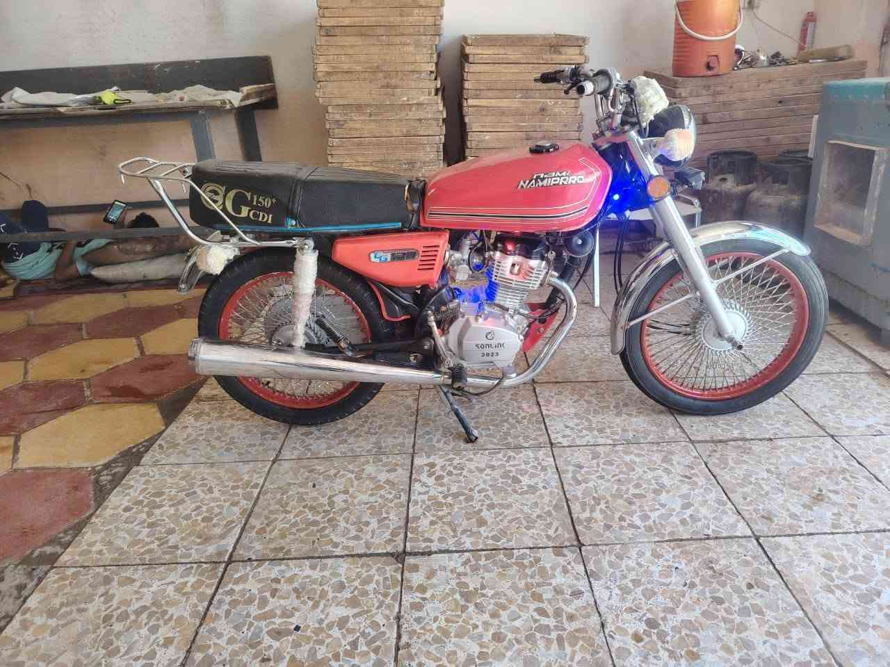 سلام عليكم شباب الدراجه لبيع مفتوحه بوشه وبستم الدراجه صويله وكيله العراضي السعر 775وبيه مجال موديل 23مكان نجف ابوصخير رقمي ***********
