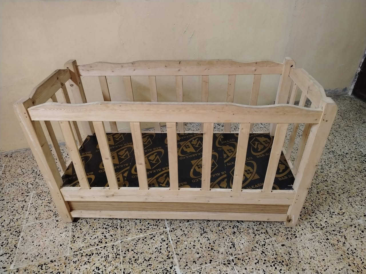 تخت أطفال للبيع خشب ثقيل
الأرتفاع 90 العرض 60 الطول 150


**إذا كنت صاحب هذا الإعلان وتريد حذفه لأي سبب، رجاءا أرسل رسالة إلى الدعم الفني**