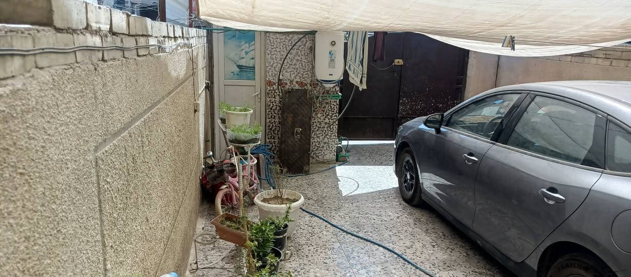 السلام عليكم 🌹

للبيع بيت مساحة **120 متر**، **طابقين**، تصميمه مرتب وعملي.

🔹 **الطابق الأول:**

* مدخلين (مدخل للاستقبال ومدخل ثاني على الصالة)
* استقبال
* صالة
* مطبخ
* غرفة نوم
* كراج خارجي يتسع لسيارة
* حمام خارجي

🔹 **الطابق الثاني:**

* غرفتي نوم
* حمامات
* بيتونة كبيرة
* مخزن
* سطحين

📍 **الموقع:** منطقة الأمين الثانية – شهداء النفط، بعد فرع أبو شياع.

📌 **ملاحظة:** البيت واقع حال، أرض أمانة، ومرقم من الدولة، وتتم جباية الكهرباء بشكل رسمي.

للاستفسار أو المعاينة، المراسلة على الخاص أو الاتصال.

***********
