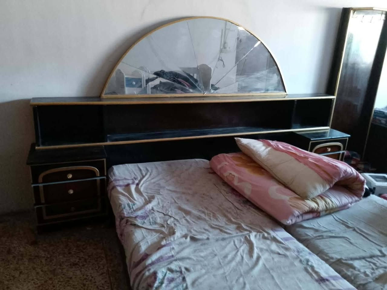 الغرفه خشب صاج الاصليه باب اول ونظيفه..التخم بعده جديد..ميز جام وكراسي ..رفوف محل درجه اولى


**إذا كنت صاحب هذا الإعلان وتريد حذفه لأي سبب، رجاءا أرسل رسالة إلى الدعم الفني**