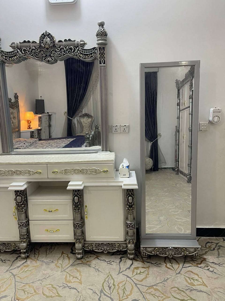 السعر  ٤ ملايين 

موديل اساور✅

غرفة ٦ ابواب طابقين ملحق 

تتكون من ١٠ قطع 

داخل صاج طبيعي 

الوجه انديف  6ملم 

الداخل صاج طبيعي 4ملم 

كل الغرفة الهيكل خشب زان 

لف الابواب والمجرات خشب زان

كل الغرفة دنگ خشب زان لوكنز 

القاعدة بلوك صاج 

الظهر چرچوبة داخلية شد براغي 

السرير رگم لوح خشب چام ٦ 

 وطابورية 

ارتفاع الكنتور ٢٨٠سم

عرض الكنتور ٣٦٥سم

عرض زاوية الملابس ١٢٢سم

يعني الكنتور وزاوية الملابس ضلع كامل ٤٧٥سم
علما ان سعر الشراء السابق 5 ملاين مستخدمه 6 اشهر 
العنوان الراشدية مقابل المرور 
لتواصل عبره الرقم ***********
