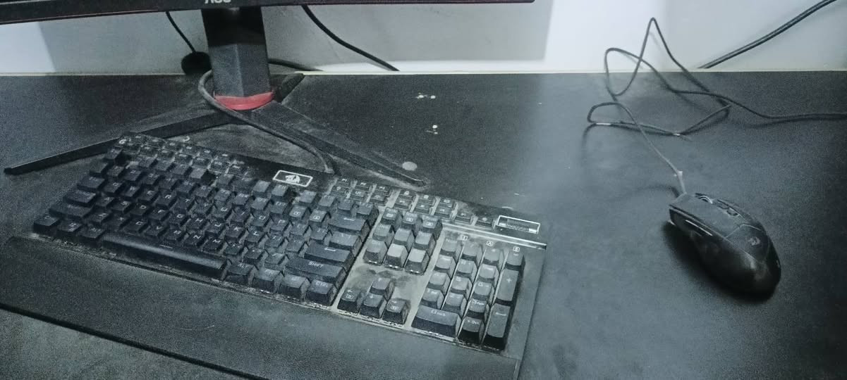 .
CPU: AMD Ryzen 5 5600
GPU: GTX 1660 Super MSI ventus 
M.B: MSI Tomahawk B350
RAM: Tforce 16GB 2x8 3000mhz white RGB
Case: Lian Li 215 Lancool mesh
PSU: 600watt
SSD:128GB
HDD:1TB

monitor : AOC 27G2G3 
27 INCH , 165Hz , VA , 1Ms , Curved  
نضيفة مع كابل HDMI +DP 
بيها عيب واحد دكمة الاتجاه اليمين عاطلة 
اما غير شي ممتاز ماكو غير مشكلة 

mouse : redragon emperor 12400Dpi wired 
keyboard : redragon Yama K550   
wifi : usb adapter tp-link 300Mbps 
UPS: kstar 1500va 
pc desk (ميز الحاسبة ) : 170x60cm

السعر مليون دينار بالكامل 
مكاني بغداد


**إذا كنت صاحب هذا الإعلان وتريد حذفه لأي سبب، رجاءا أرسل رسالة إلى الدعم الفني**