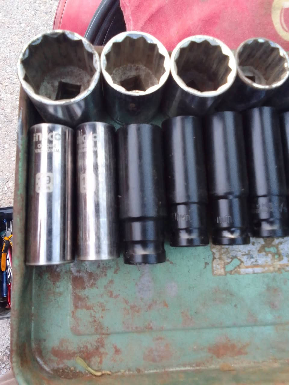 السلام عليكم عدة بهذا الشكل ياباني اصلي مؤسسة ثمانينات ستل ستيل ابو النص قياس بالانج العدد ١٤ قطعة مع ٢ قطعة ١٣,١٩ ملم الماني مع ٢ قطعة انجيكو ١٧,١٩ ملم  والسود ١٤,١٧,١٨,١٩,٢١ ملم السعر ٢٥ الف بدون عملة مكاني حي العامل *********** وات ساب
