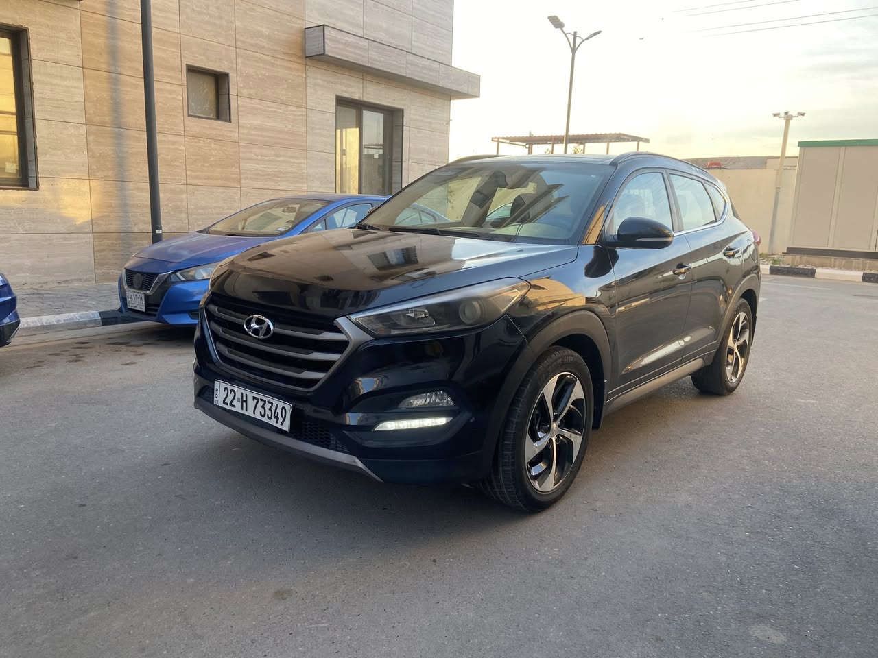 السلام عليكم هونداي توكسان موديل ١٧ خليجي مكفول من الحادث والصبغ عدا شبرين بل جاملغ الامامي والباقي مكفول والسارة فول الفول الكير والمحرك مكفولات 
فتحة سقف بانورما 
بصمة ابواب وتشغيل 
المقاعد الامامية كهرباء 
فور ويل 
انظمة قيادة 
تبريد قطعتين 
تحكم ستيرن 
شاشة اندريد 
اشاير مري 
مري شفط 
مكانها بغداد وسعرها ١٦٣ للاتصال 
***********
