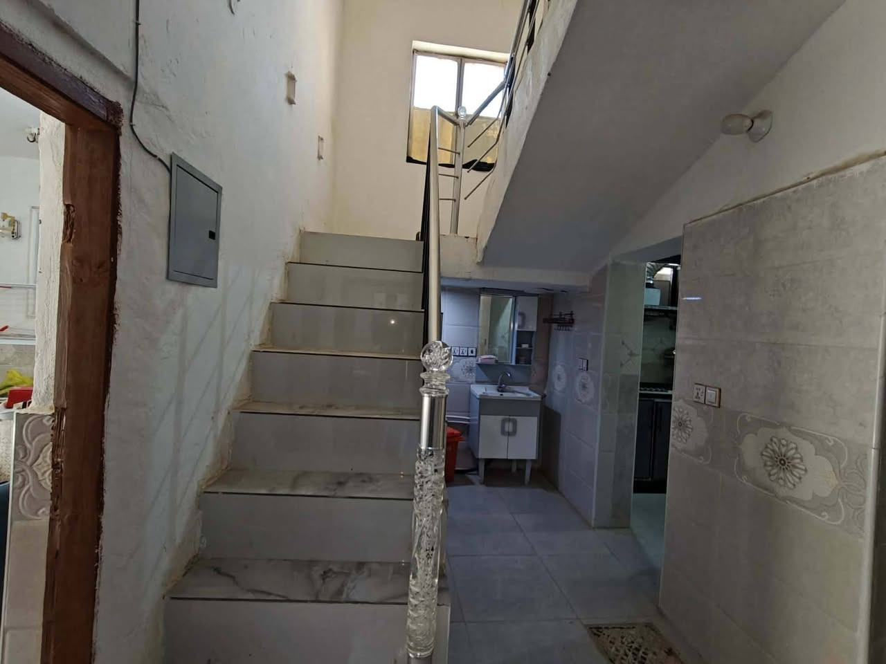 سلام عليكم
مساحة 112 م² ركن (داخل الفرع ) 
يتكون من طابقين 3 غرف 
الارضي غرفة نوم و صالة و استقبال و حمام و مطبخ 
الطابق الاول 
غرفتين فقط 
السعر خاص او لاتصال ***********
