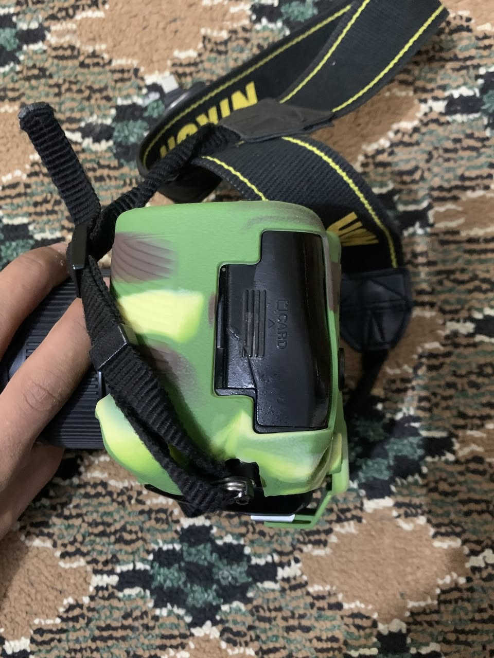 السلام عليكم كاميرا نيكون D7200 مع زوم 70/300 رياضي كامل الملحقات
نضافه 80‎%‎ 
مكان سماوه 
هـ/***********
