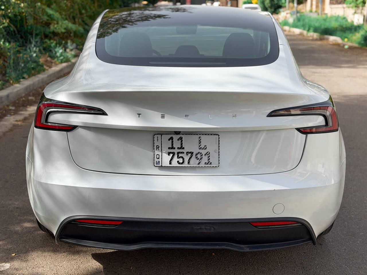 Tesla Model 3 Long Range ( 570 Km )
الموديل:- 2025
العداد:- 4.000Mile شبه زيرو

حادث السيارة:- حادث جانبي 
- صبغ قطعتين
وبيها مكانين تصليحيتين صغيرة
وبارد بالصندوق بمكان الرقم الخلفي

صور الحادث مرفقة

سنكل موتور لونك رينج
أعلى كيلو متر بالشحنة الوحدة
مقاعد تدفئة + تبريد
شاشة خلفية
انارة محيطية 
أون لاين + أخر تحديث
مربوطة فون كي

رقم بغداد بأسمي تحويل مباشر
موقع السيارة بغداد الاعظمية 
السعر 20.800$ مجال جداً بسيط
***********
