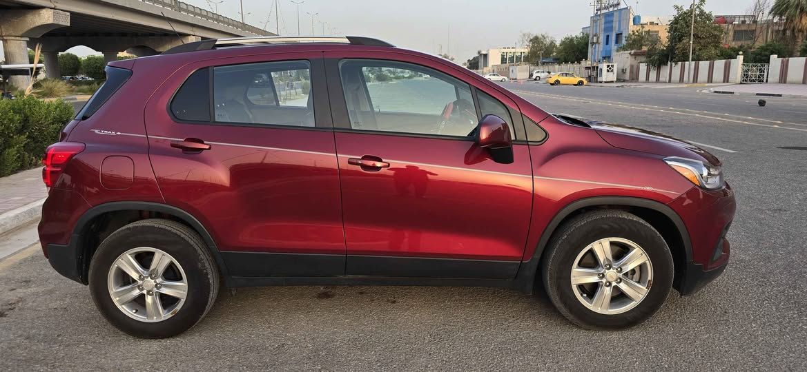 🚘  للبيع _ شوفرليت تراكس
       موديل _ 2022 _ وارد أمريكي
.
🛞 ماشية _ 16.000 ميل 
.
⚙️ حجم المحرك _ 4 سلندر 
       1.400 تيربو
( إقتصادي بصرف البانزين و قوي )
.
📌  مكان السيارة _ كربلاء
.
   فول مواصفات _ عدى الفتحة 
* بصمة تشغيل + أبواب
* تشغيل عن بعد
* مقاعد جلد مطعّمة بمخمل
+ كشن السائق كهرباء
* تحكم ستيرن
* شاشة كشف الأعطال
* شاشة عرض وسطية تدعم
 Apple Car Play  &  Android Auto
* نظام مانع إنزلاق
* لايت عدسات + LED أمامي و خلفي
* ويل كاب + حساس ضغط الإطارات 
~
رقم السيارة _ كربلاء ( مميز ) بإسمي
.
⚠️ حادث السيارة _
.
• دعامية خلفية فقط 
• مكفولة . بدون ايرباك . بدون صبغ 
• صور الحادث مرفقة مع الصور
~
💵 السعر _ 136  $ ورقة 
      قابل للتفاوض عند المعاينة
.
☎️ للتواصل  *********** 
✅️ 
السيارة نظيفة جدا" 
إستعمال بسيط
. كربلاء, العراق

