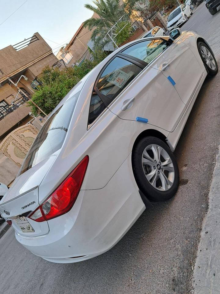 السياره موديل 2012 خليجي
ماشيه ١٢٧ الف حقيقي 
السياره سنويتها تسقط با 2026 بشهر ٨ 
السياره بيها رش بنيد وجاملغ خلفي ما مبدل بيها ولا قطعه 
كلشي شغال بيها وحداديه جديده والمكينهً هم جديده مكان السيارة السعر $١١٨ 
بابل با جمعية مجمع بيروت 
***********
