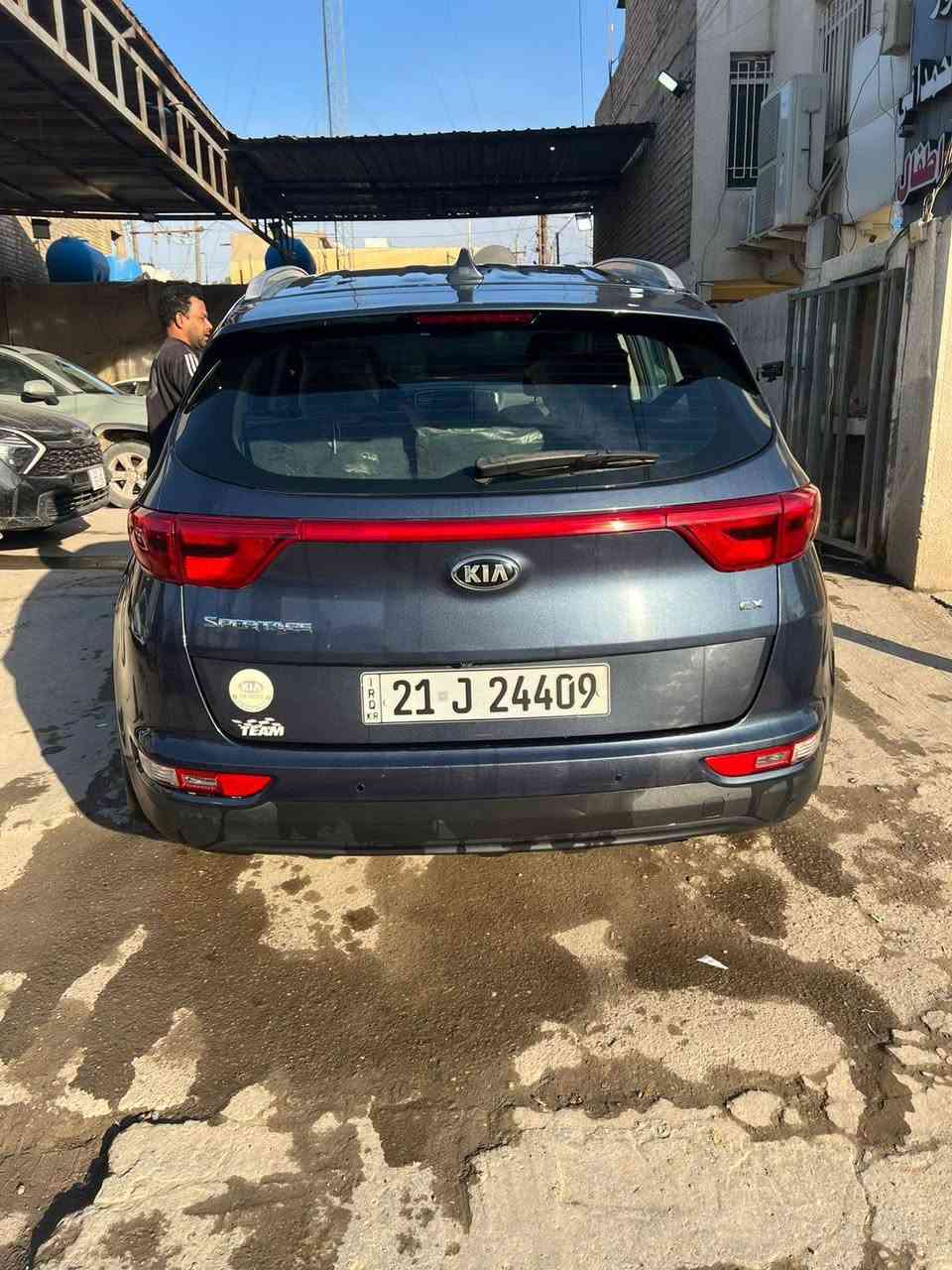 السلام عليكم
سبورتاج للبيع موديل ٢٠١٧ وارد امريكي حادثها بسيط وصور الحادث مرفقه.
ماشيه ٦٧ الف ميل

كير محرك مكفولات ان شاءالله 
-بصمه ابواب وتشغيل 
-كاميرا خلفيه دواره 
-حساسات خلفيه
-تحكمات استيرن 
-مقاعد  جلد +تدفئه مقاعد اماميه
السعر :١٥٣ وبيها مجال بسيط 
العنوان : بغداد _ الدوره 
(***********)
