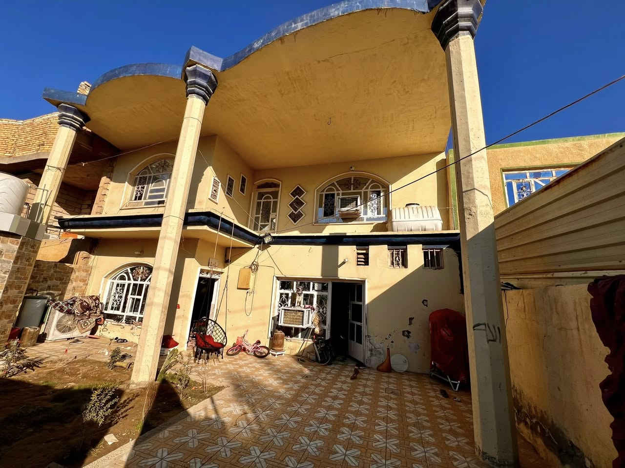 السلام عليكم 🤍
دار للبيع مساحة ٢٢٠متر طابو صرف موقع الدار بين شارع طه وشارع الوسطاني مقابيل المنتزه الي على الشارع العام يتكون البيت من غرف نوم عدد ٣ وصاله ومطبخ واستقبال وصحيات داخليه وخارجيه وكراج سيارة وحديقة للاستفسار الاتصال على الرقم المذكور *********** /***********
السعر ١٤٥وبيه مجال قليل
