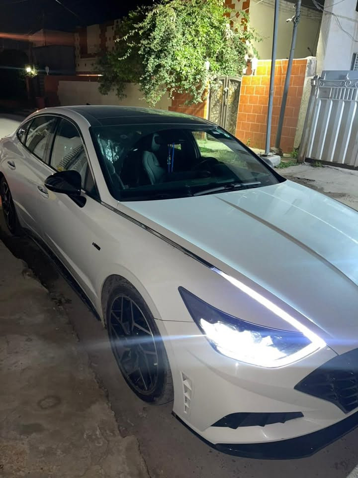 سوناتا n line
السعر 190وبي مجال 
صور الحادث مرفقه مبدل بنيد نفس اللون فقط 
المكان بابل للاستفسار ***********
🔥 المحرك والأداء
 • محرك: 4 سلندر تيربو 2.5 لتر (Smartstream G2.5 T-GDi)
 • القوة: حوالي 290 حصان
 • العزم: حوالي 422 نيوتن.متر
 • ناقل الحركة: أوتوماتيك 8 سرعات DCT (دبل كلتش)
 • نظام الدفع: دفع أمامي (FWD)
 • تسارع 0-100 كم/س: تقريباً 5.5 – 6 ثواني
 • نظام تعليق رياضي خاص بفئة N Line
 • عادم رياضي بصوت أقوى

⸻

🏎️ التصميم الخارجي (N Line)
 • شبك أمامي أسود رياضي
 • صدامات أمامية وخلفية بتصميم رياضي
 • جناح خلفي صغير
 • جنوط ألمنيوم 19 إنج رياضية
 • أربع مخارج عادم
 • لمسات سوداء لامعة بدل الكروم

⸻

🛋️ الداخلية والتجهيزات
 • مقاعد رياضية بجلد + تطريز أحمر
 • شعار N Line على المقاعد والمقود
 • شاشة عدادات رقمية 12.3 إنج
 • شاشة معلومات وترفيه 10.25 إنج
 • نظام Apple CarPlay و Android Auto
 • نظام صوت Bose (حسب الفئة)
 • شاحن لاسلكي
 • إضاءة داخلية محيطية

⸻

🛡️ أنظمة الأمان
 
 • نظام المحافظة على المسار
 • نظام تحذير النقطة العمياء
 • فرملة طوارئ أوتوماتيكية
 • كاميرا خلفية + حساسات أمامية وخلفية
 • 6 وسائد هوائية أو أكثر

⸻

⛽ استهلاك الوقود

 • تقريباً 11 – 12 كم/لتر (يختلف حسب القيادة
