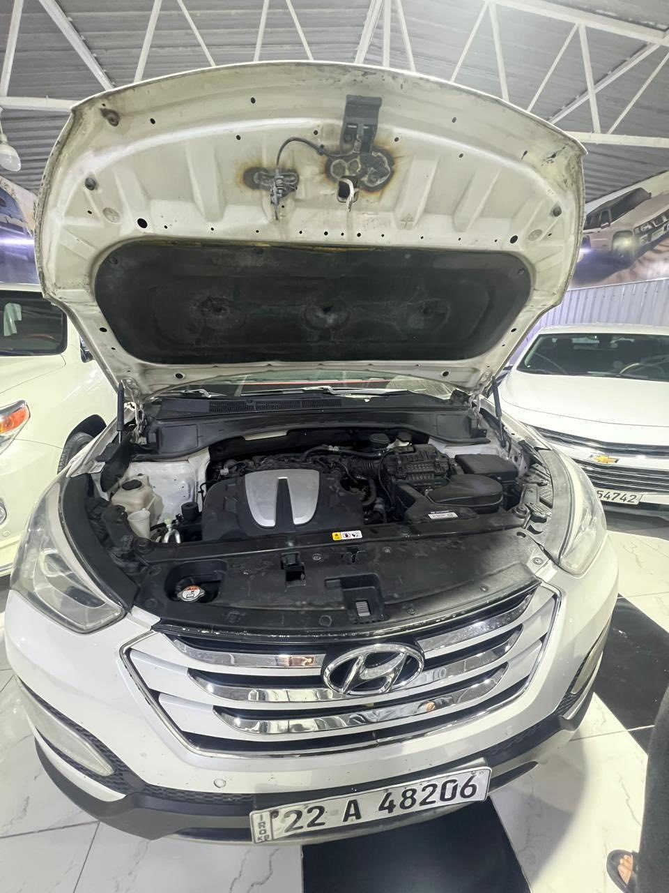 � للبيع: Hyundai Santa Fe 2014 فل مواصفات 🔥
سيارة عائلية قوية ومريحة، مناسبة للسفر والاستخدام اليومي، تجمع بين القوة والفخامة.

المواصفات:

 • محرك V6 سعة 3.3 لتر قوي
 • دفع رباعي AWD ثبات عالي على الطرق
 • كير أوتوماتيك ناعم
 • فتحة سقف بانوراما
 • 7 ركاب مساحة عائلية مريحة
 • شاشة + كاميرا خلفية
 • تبريد ممتاز وتجهيزات متكاملة

الحالة:
سيارة نظيفة جداً، قيادة مريحة وثابتة، جاهزة للاستخدام 
  بيها ثلاث قطع صبغ بدون دواخل بدون ايرباكات 

📞 للاستفسار والتواصل: على الخاص او ***********
واتساب موجود 
ا
📍العنوان : كركوك

💵 السعر : 165$ بيها مجال للشراي 

✨ فرصة لمن يبحث عن SUV قوية وفخمة بسعر مناسب
