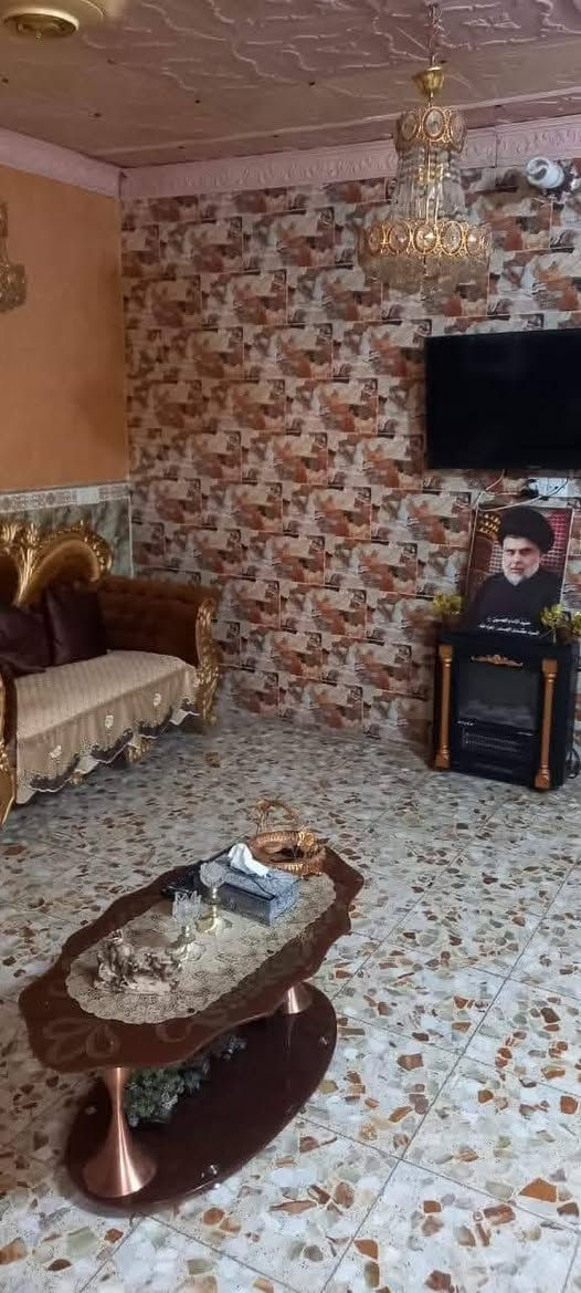 السلام عليكم اخواني هذا البيت للبيع (ملاحظة *  )مساحته ٢٠٠ متر للبيع البيت قرب مدرسة الفارابي الابتدائيه للبنين في الاربعتألالف ٤٠٠٠ في محافظة بغداد ناحية سبع البور //ملاحضه: البيت يحتوي على طابق واحد فقط  مسلح  ((يحتوي هذا البيت على طرمة وحديقة كبيرة استقبال ومطبخ وحولي ويحتوي على غرفتين نوم 2)) **ملاحظة السعر الخاص مراسلة (السطح مطبق شتايكر)
مراسلة خاص على مازنجر او اتصال أو مراسله عل واتساب على أحد الرقمين 
اسيا  بي واتساب***********
كورك   بي واتساب***********
