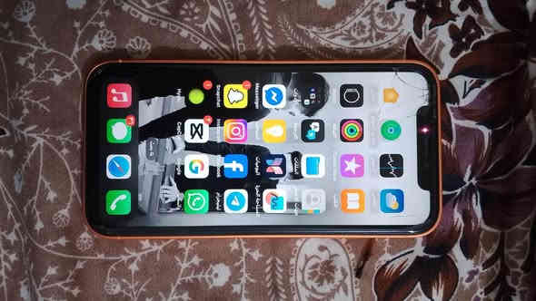 للبيع ايفون اكس آر محور ١٧ برو 
كله شغال فلاش فيس إيدي 
الذاكره ٦٤ بطاريه ١٠٠ 
مبدل بس بطاريه 
السعر ٢٠٠ الف وبس مجال بسيط 
للأستفسار : *********** Singapore
