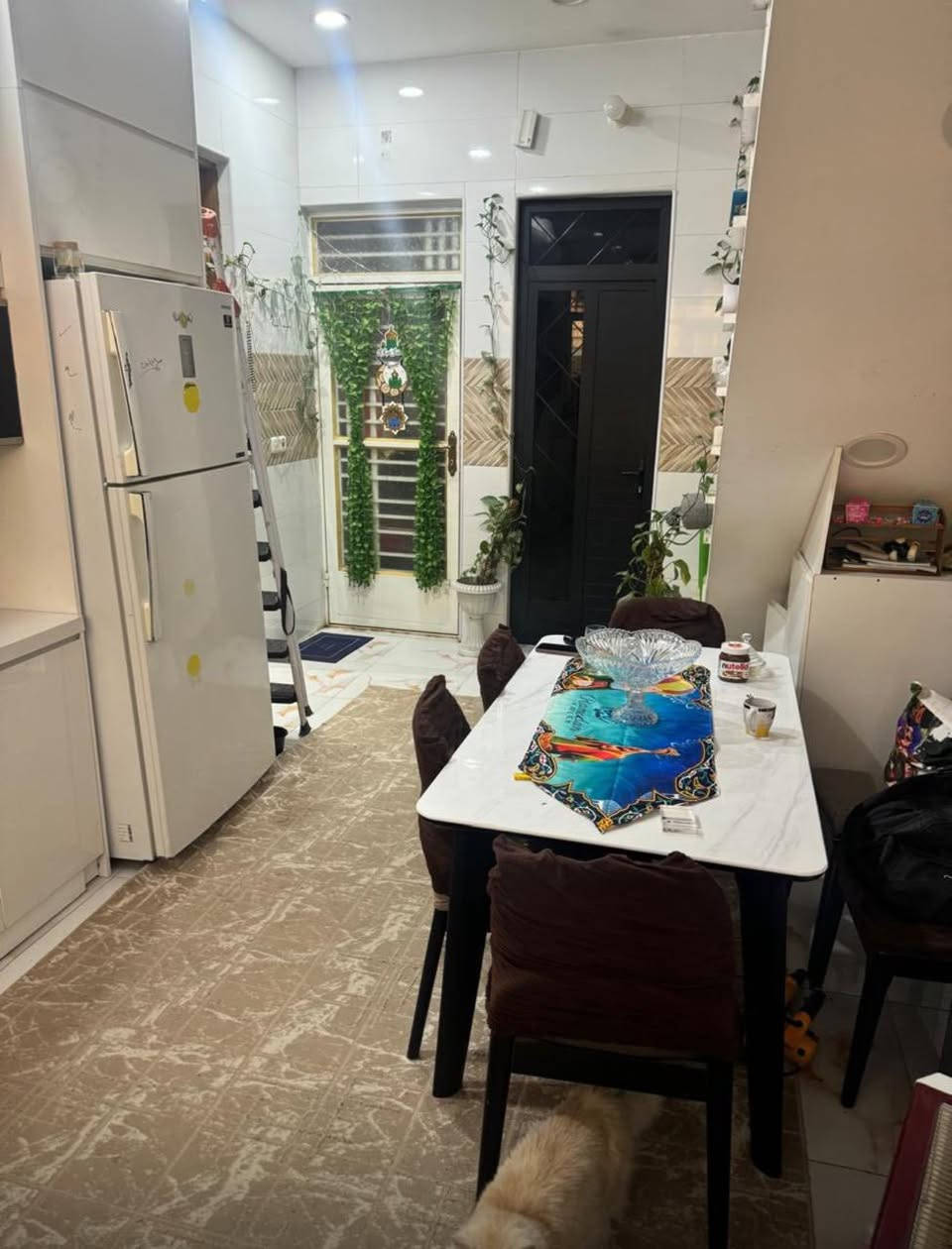 بيت ركن للبيع شارع خدمي القناة العماره الحمره قرب مطعم الرياضي 
زقاق ١ محله ٧٣٥
المساحه ٧٦م الواجهه ٨م والنزال ٩ ونص 
بناء حديث ٢٠٢٤
يتكون من ثلاث طوابق الطابق الاول يحتوي غرفه ومطبخ واستقبال وحمامين داخلي وخارجي 
الطابق الثاني غرفتين نوم وصاله صغيره وحمام 
الطابق الثالث غرفة نوم ومخزن صغير وسطح
للاستفسار التواصل ***********
