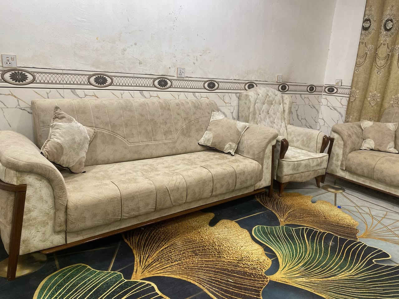 تخم مودرن 10 مقاعد نضيف اخو الجديد مستعمل قليل مع مفرش وكوشات 6 السعر 450 وبي مجال المكان كربلاء ***********
