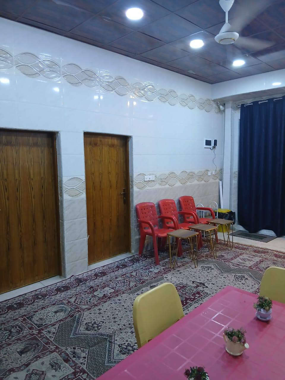 السلام عليكم ..شكرا لأدارة الكروب ..للأيجار شقة مؤثثة ط ٢ للطالبات او عائلة صغيرة ..العنوان الدورة شارع ٦٠ متكونة من غرفتين نوم   ...للعلم الايجار شامل النت والسحب والكهرباء الوطني والماء  ...بدون دلالية .  للمعلومات الاستفسار  *********** ..واتس اب او مازنجر  ...الصور مرفقة بالمنشور .
